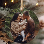 Minimal Elegant Einfaches Weihnachts-Foto Keramik Ornament<br><div class="desc">Feiern Sie gemeinsam die Freude an unserem Keramik Ornament "Minimal Elegant Simple Christmas Family Foto", einem zeitlosen Schatz, der Ihrer Feriendekoration eine Touch Eleganz verleiht. Dieses mit viel Liebe zum Detail gestaltete Ornament besticht durch eine unberührte, weiße Keramik, die ideale Leinwand für Ihr Foto. Das minimalistische Design mit seiner subtilen...</div>