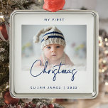 Minimal Foto Baby's First Christmas Navy Blue Ornament Aus Metall<br><div class="desc">Feiern Sie mit diesem modernen minimalistischen Foto-Sake-Ornament das erste Weihnachtsfest des Babys. Der marineblaue Text lautet "Mein erstes Weihnachten", mit dem Wort "Weihnachten" in trendiger Handschrift. Ersetzen Sie das Beispielbild einfach durch Ihr Lieblings-Foto, und fügen Sie den Namen des Babys und das unten stehende Jahr hinzu. Ein Bildschirm mit weißem...</div>