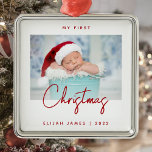 Minimal Foto Baby's First Christmas Red Script Ornament Aus Metall<br><div class="desc">Feiern Sie mit diesem modernen minimalistischen Foto-Sake-Ornament das erste Weihnachtsfest des Babys. Der rote Text lautet "Mein erstes Weihnachten", mit dem Wort "Weihnachten" in trendiger Handschrift. Ersetzen Sie das Beispielbild einfach durch Ihr Lieblings-Foto, und fügen Sie den Namen des Babys und das unten stehende Jahr hinzu. Ein Bildschirm mit weißem...</div>