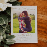 Minimal Gold Merry und fast Verheiratet Save the D Feiertagskarte<br><div class="desc">Diese minimale vergoldete und fast verheiratete Save the Date Ferienkarte ist der perfekte Urlaubsgruß für ein verlobtes Paar. Das Design besticht durch klassische Typografie in Gold und Weiß,  gepaart mit einem rustikalen und eleganten Script-Schriftart mit handgeschriebenem Stil. Personalisieren Sie die Karte mit Ihrem Verlobung Foto,  Namen,  Hochzeitsdatum.</div>