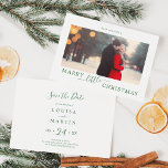 Minimal Green Marry Kleine Weihnachten Save the Da<br><div class="desc">Diese minimale grüne Marry Kleine Weihnachtskarte Save the Date macht den perfekten Urlaub Gruß für ein verlobtes Paar. Das Design besticht durch klassisch grüne und weiße Typografie gepaart mit einem rustikalen und dennoch eleganten Script-Schriftart mit handgeschriebenem Stil.</div>