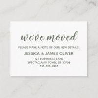 Minimal grün auf der weißen "We ve Moved"-Karte