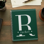 Minimal Grün/Weiß Monogramm Planer<br><div class="desc">Dieses schlichte und elegante Design verleiht Ihrem Schreibtisch Stil und Anmut mit seinem dunklen, eleganten minimalen Design in sattem Waldgrün und Weiß. Elegant, modern und schlicht, ist es der perfekte Weg, um Ihre Tage organisiert behalten. Personalisiert mit einem Namen und Initial, macht es ein großartiges Brautparty, Weihnachten oder Muttertag oder...</div>