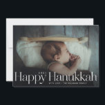Minimal Happy Hanukkah Holiday Foto Feiertagskarte<br><div class="desc">Einfach glückliche hanukkah in Serifenbriefen mit Jahr- und Familienunterschrift. Fügen Sie auf der Rückseite Ihre eigene Nachricht oder zusätzliche Fotos hinzu.</div>