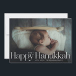 Minimal Happy Hanukkah Holiday Foto Feiertagskarte<br><div class="desc">Einfach glückliche hanukkah in Serifenbriefen mit Jahr- und Familienunterschrift. Fügen Sie auf der Rückseite Ihre eigene Nachricht oder zusätzliche Fotos hinzu.</div>