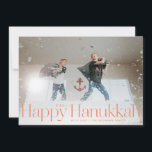 Minimal Happy Hanukkah Holiday Foto Peach Feiertagskarte<br><div class="desc">Einfach glückliche hanukkah in Serifenbriefen mit Jahr- und Familienunterschrift. Fügen Sie auf der Rückseite Ihre eigene Nachricht oder zusätzliche Fotos hinzu.</div>