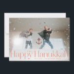 Minimal Happy Hanukkah Holiday Foto Peach Feiertagskarte<br><div class="desc">Einfach glückliche hanukkah in Serifenbriefen mit Jahr- und Familienunterschrift. Fügen Sie auf der Rückseite Ihre eigene Nachricht oder zusätzliche Fotos hinzu.</div>