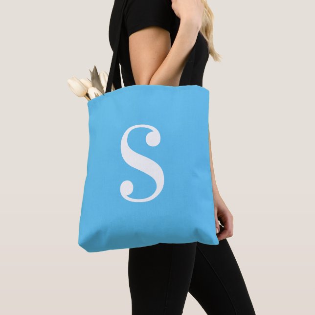 Minimal hellblau mit großer weißer Monogramm Tasche (Von Nahem)