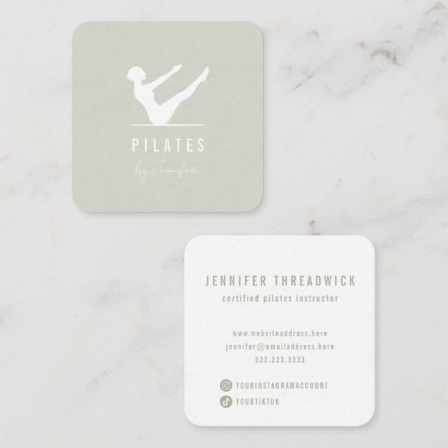 Minimal helle Sage Grüne weibliche Logo Pilates Quadratische Visitenkarte (Vorne/Hinten)