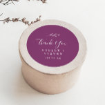 Minimal Leaf Berry Lila Vielen Dank, dass Sie Stic Runder Aufkleber<br><div class="desc">Diese lila Mini-Laubbeere, die Ihnen die Gastgeschenk Hochzeit-Aufkleber verdanken, sind perfekt für eine Hochzeitsfeier. Die Silhouette ist schlicht und besteht aus einem grünen Blatt in romantischer, violetter Sommerfarbe mit minimalistischem böhmischen Gartenstil. Personalisieren Sie die Aufkleber mit Ihren Namen, dem Ereignis (falls zutreffend) und dem Datum. Diese Aufkleber können für Hochzeitsempfang,...</div>
