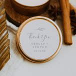 Minimal Leaf Dusty Lila Vielen Dank, dass Sie Stic Runder Aufkleber<br><div class="desc">Diese lila,  minimalen Blätterstaubsticker sind perfekt für eine Hochzeitsfeier. Die Silhouette ist schlicht und grün,  mit einem hellen Lavendel lila und klassisch minimalistisch. Personalisieren Sie die Aufkleber mit Ihren Namen,  dem Ereignis (falls zutreffend) und dem Datum. Diese Aufkleber können für Hochzeitsempfang,  Brautparty oder jede Veranstaltung verwendet werden!</div>