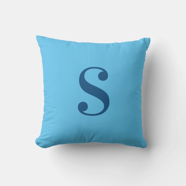 Minimal Light Blue mit Large Navy Blue Monogram Kissen (Vorderseite)