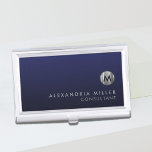 Minimal Luxury Navy Blue Silver Monogram Visitenkarten Dose<br><div class="desc">Minimalistisches Monogramm-Design mit gebürstetem Metallicsilber-Monogramm-Medaillon mit personalisiertem Namen und Titel oder Sondertext unten auf einem Gradientenhintergrund in marineblauen Farbtönen. Personalisieren Sie Ihre individuelle Verwendung.</div>