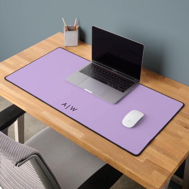 Minimal Modern Lavender Monogram Initials Office Schreibtischunterlage (Büro 2)