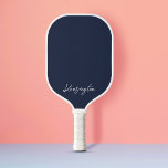 Minimal Modern Navy Stylischer Script Individuelle Pickleball Schläger<br><div class="desc">Mit unserem stilvollen und modernen personalisierten Skriptnamen pickleball paddle auf dem Pickleball Court. Hintergrund und Schriftart können im Zazzle-Designwerkzeug geändert werden. Entwurf des Moodthology Papers</div>