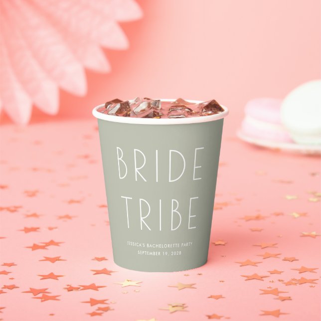 Minimal Modern Sage Green Bride Stamm Bachelorette Pappbecher (Insitu)