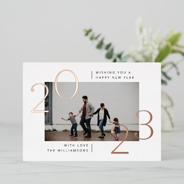 Minimal moderne 2023 Foil Carte photo du Nouvel An (Debout devant)