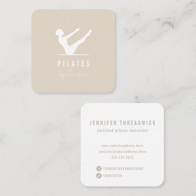 Minimal moderne Creme Beige Logo Pilates Quadratische Visitenkarte (Vorne/Hinten)