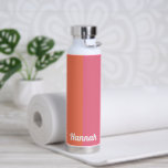Minimal moderne rosa Orangenstreifen Personalisier Trinkflasche<br><div class="desc">Trendy,  minimalistisch,  modern,  rosa und orange Streifen,  personalisieren Sie es mit Ihrem Namen in einem weißen Skript-Schriftart gedruckt.</div>