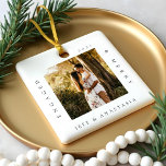 Minimal Moderne Verlobt & Merry 2 Foto Verlobung Keramikornament<br><div class="desc">Minimal und modern schlicht Foto bewahren Foto-Ornament, um Ihre ersten Weihnachten verlobt zu gedenken. Das Design zeichnet sich durch ein schlichtes minimales Design mit einem quadratischen Foto-Design aus, um Ihr spezielles Verlobung-Foto anzuzeigen. "Verlobt & Merry", Jahr- und Paarname in einem schlichten, modernen Design rund um das Foto. Zwei Foto mit...</div>