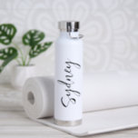 Minimal Moderner, eleganter Script-Personalisierte Trinkflasche<br><div class="desc">Schöne und stilvolle personalisierte Drehbuch Name Wasser Flasche. Das Design zeichnet sich durch ein minimales und modernes Design mit einem personalisierten Namen in eleganter und moderner Schrift-Kalligrafie aus.</div>