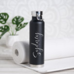 Minimal Moderner, eleganter Script-Personalisierte Trinkflasche<br><div class="desc">Schöne und stilvolle personalisierte Drehbuch Name Wasser Flasche. Das Design zeichnet sich durch ein minimales und modernes Design mit einem personalisierten Namen in eleganter und moderner Schrift-Kalligrafie aus.</div>