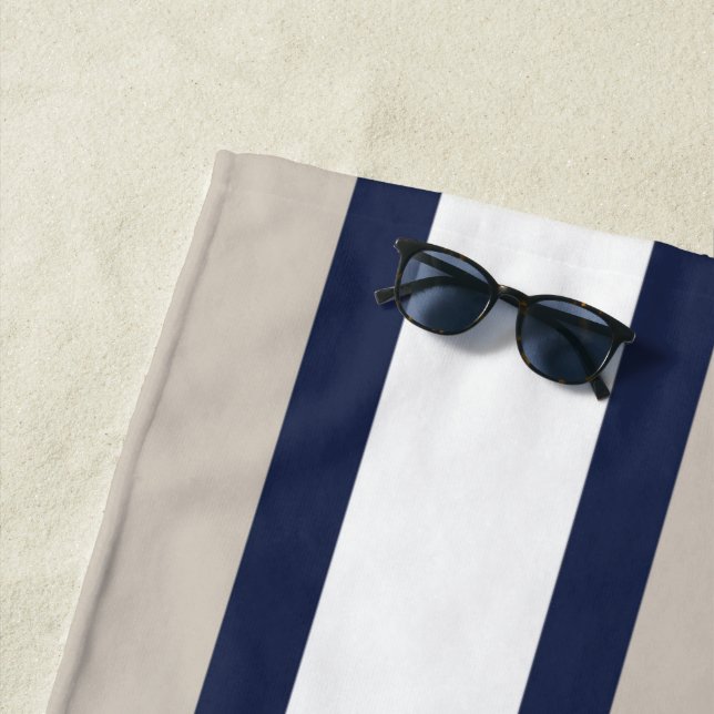 Minimal Navy Blue Gray White Stripes Mit Monogramm Strandtuch (Beispiel)