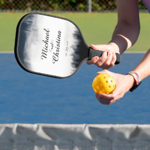 Minimal neblig Fichtenwald Naturhochzeit Pickleball Schläger