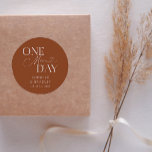Minimal One day Wedding Probe Terracotta Runder Aufkleber<br><div class="desc">Minimalistisches Hochzeitsessen Probe Gunst-Aufkleber mit Typografie-Text,  der "noch einen Tag" sagt. Der Hintergrund ist Terrakotta.</div>