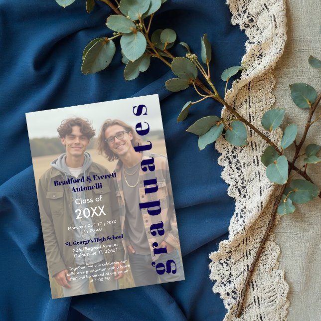 Minimal Photo Editorial Style Double Graduation Einladung (Minimal Editorial Style Double Graduation Photo Invitation Design. )