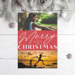 Minimal Red Merry Weihnachten<br><div class="desc">Bearbeiten und anpassen,  um den Namen,  das Jahr und die Schriftart,  die Grußfarbe und die Nachricht auf der Rückseite zu ändern. Passen Sie weiter an,  um mehr Text oder mehr Fotos auf der Rückseite hinzuzufügen.</div>