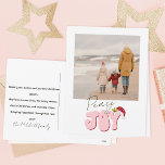 Minimal Retro Rosa 1 Foto Frieden Weihnachten<br><div class="desc">Dieses festliche Peace and Joy Design wurde mit einem modernen Skriptdesign-Schriftart geschaffen, und mein handgezeichneter Blockblock-Schriftart im Retro-Stil in Retro-Rosa und Rot überragt mit meiner handgemalten Weihnachtsmannmütze mit Heiligenbäumen und Beeren, um Ihr Foto als Stern zu erstrahlen. Fügen Sie Ihren Familiennamen und benutzerdefinierten Text hinzu, um ihn zu vervollständigen! Originelle...</div>