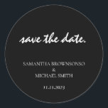 Minimal saubere einfache schwarze Hochzeit Sichern Runder Aufkleber<br><div class="desc">Minimal saubere einfache schwarze Hochzeit Sichern Sie das Datum</div>