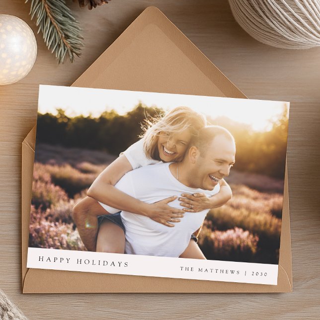 Minimal Simple Elegante Weihnachten Couple Foto (Mark the most wonderful season with a sleek holiday photo card featuring your own photo)