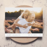 Minimal Simple Elegante Weihnachten Couple Foto<br><div class="desc">Eine stilvolle Foto-Grußkarte mit klassischer Typografie "Happy Holidays" in Schwarz auf einem schlichten, minimalistisch-weißen Hintergrund. Foto, Name und Gruß lassen sich einfach für eine persönliche Touch anpassen. Ein einfaches, minimalistisches und zeitgenössisches Weihnachtsdesign, das sich in dieser Urlaubssaison auszeichnet! Das abgebildete Bild dient nur zur Veranschaulichung, um durch Ihr eigenes Foto...</div>