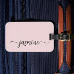Minimal Simple Girly Blush Pink Kalligrafie Script Gepäckanhänger<br><div class="desc">Girly Feminine Minimalistisch Simple Clean Blush Pink Monogram Name Signature Script Custom Personalisiert Luggage Bag Tag. Dieses Design mit Ihrem Vornamen in einem hübschen handgeschriebenen Stil Swash Schwanz Schriftart Signatur Typografie (oder Kalligrafie) auf staubigen rosa oder hellpastellfarbenen Hintergrund. Diese sind einfach zu anpassen. Stilvolles Frauengeschenk für Hochzeit, Brautparty, Abschluss, süßen...</div>