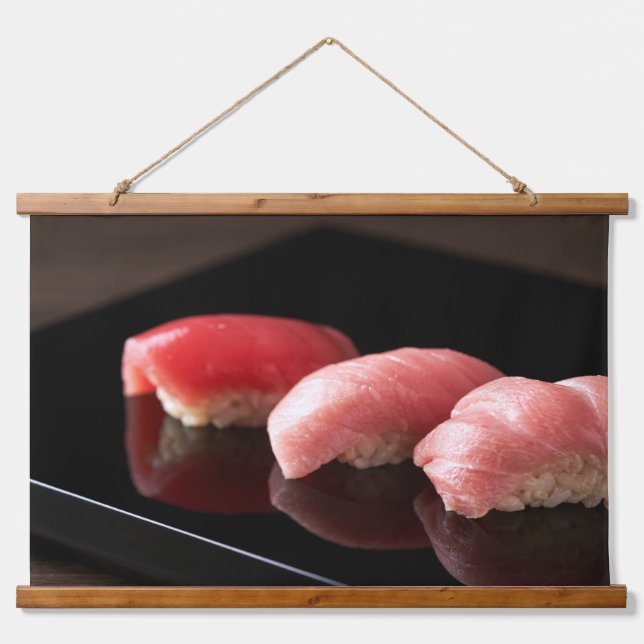 Minimal Sushi Elegance Tapestry – Otoro Art Wandteppich Mit Holzrahmen (Vorne)