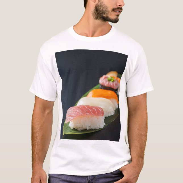 Minimal Sushi – Japanese tranquility and perfectio T-Shirt (Vorderseite)