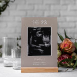 Minimal Taupe Calligraphy Script Foto Hochzeit Tischnummer<br><div class="desc">Minimal Neutral Taupe Kalligrafie Script Hochzeit Tischnummer Karte,  passen Sie dieses Produkt mit jeder Tischnummer,  die Sie benötigen und Ihr Bild der Wahl plus Namen und Hochzeitstermin. Auch als Design-Option ohne Bild und in schwarz-weiß oder sage grün - sehen Sie in meinem Shop.</div>