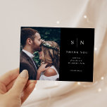 Minimal und Chic | Black Foto Wedding Vielen Dank Postkarte<br><div class="desc">Diese eleganten,  modernen Hochzeitsdanken-Postkarten zeichnen sich durch ein schlichtes Schwarz-Weiß-Design aus,  das minimalistischen Stil mit Ihrem bevorzugten persönlichen Foto für Hochzeiten ausstrahlt. Fügen Sie Ihre Initialen oder Monogramme hinzu,  um sie komplett zu Ihrem eigenen zu machen.</div>