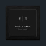 Minimal und Chic Black | Hochzeitsmonogramm Erinnerungskiste<br><div class="desc">Dieses elegante,  moderne Hochzeitsgeschenk oder Brautparty-Geschenkboxen-Sake zeichnet sich durch ein schlichtes Schwarz-Text-Design aus,  das minimalistisch ist. Fügen Sie Ihre Initialen oder Monogramm hinzu,  um es komplett zu Ihrem eigenen zu machen.</div>
