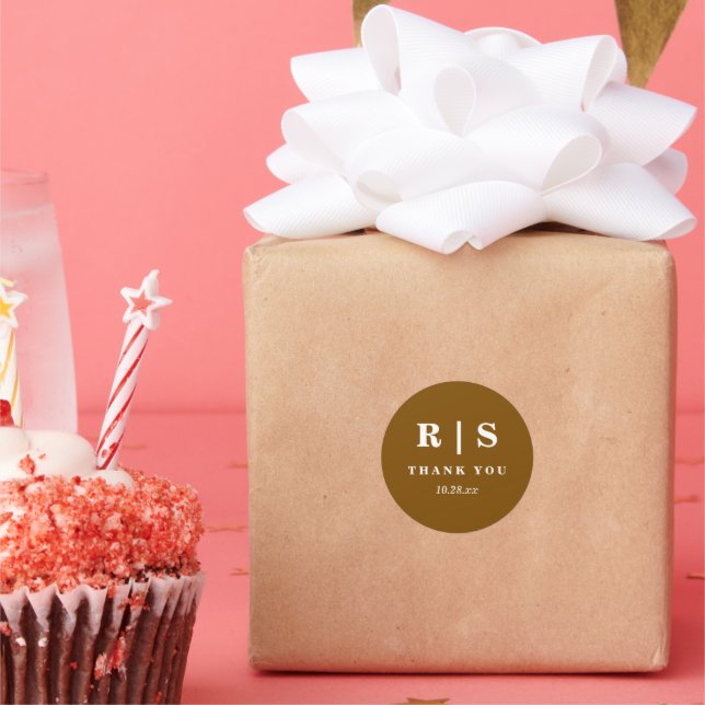 Minimal und Chic | Brown Monogram Wedding Sticer Runder Aufkleber (Party)