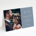 Minimal und Chic | Dusty Blue Foto Wedding Dankeskarte<br><div class="desc">Diese eleganten,  modernen Hochzeitskarten zeichnen sich durch ein schlichtes,  blau-weißes Textdesign aus,  das minimalistisch ist und Ihr persönliches Foto für Hochzeitsfeiern bietet. Fügen Sie Ihre Initialen oder Monogramme hinzu,  um sie komplett zu Ihrem eigenen zu machen.</div>