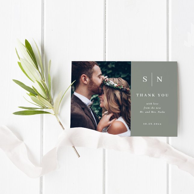 Minimal und Chic | Foto Wedding BUDGET Vielen Dank (A stylish sage green thank you card with room for two of your favorite photos)