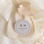 Minimal und Chic | Gray and Black Wedding Initial Runder Aufkleber<br><div class="desc">Diese eleganten,  modernen Hochzeitsdanken sind für Aufkleber mit einem einfachen,  hellgrauen und schwarzen Textdesign,  das minimalistisch ist. Fügen Sie Ihre Initialen oder Monogramme hinzu,  um sie komplett zu Ihrem eigenen zu machen.</div>