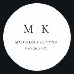 Minimal und Chic | Hochzeit Runder Aufkleber<br><div class="desc">Minimal und Chic | Schwarz-Weiß-RundstickerDiese eleganten,  modernen Servietten aus Hochzeit oder Brautparty sind in einem schlichten Schwarzweiß-Text gestaltet,  der minimalistisch wirkt. Fügen Sie Ihre Initialen oder Monogramme hinzu,  um sie komplett zu Ihrem eigenen zu machen.</div>