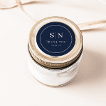Minimal und Chic | Navy Blue Wedgramme Runder Aufkleber<br><div class="desc">Diese eleganten,  modernen Hochzeitsgarantien für Aufkleber zeichnen sich durch ein schlichtes dunkelmarineblaues blau-weißes Textdesign aus,  das minimalistisch ist. Fügen Sie Ihre Initialen oder Monogramme hinzu,  um sie komplett zu Ihrem eigenen zu machen.</div>
