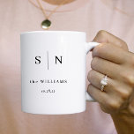 Minimal und Chic | Paare Monogramm Hochzeitdatum Kaffeetasse<br><div class="desc">Diese elegante,  moderne Tasse besticht durch ein schlichtes Schwarzweiß-Design,  das minimalistisch wirkt. Fügen Sie Ihre Initialen oder Monogramm,  Ihren Nachnamen und Ihr Hochzeitstermin oder ein anderes spezielles Datum hinzu,  um sie komplett zu Ihrem eigenen zu machen.</div>