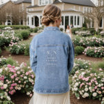 Minimal und Chic | White Monogram und Date Wedding Jeansjacke<br><div class="desc">Diese elegante, moderne Dim-Jacke aus Brautparty oder Hochzeitsjacke zeichnet sich durch ein schlichtes, weißes Textdesign aus, das minimalistischen Stil ausstrahlt. Fügen Sie Ihre Initialen oder Monogramme hinzu, um sie komplett zu Ihrem eigenen zu machen. Das perfekte Geschenk für die Brautmädchen und Hochzeitsfeiern, die Sie nach Ihrer Hochzeit im Freien tragen...</div>