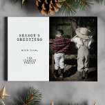 Minimal Vintag Ein Foto Personalisiert Weihnachten<br><div class="desc">Mit unserer Minimal Vintag One Foto Personalisierte Weihnachtskarte geben wir Ihnen eine charmante und personalisierte Art, die Wärme der Urlaubssaison mit Ihren Lieben zu teilen. Diese Karten sind mit einer Vintagen Touch entworfen, sodass sie nostalgisch und bedeutungsvoll sind. Diese personalisierten Weihnachtskarten mit einem Single, das in familiärem Foto und Schreibmaschinenstil...</div>